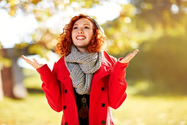 Vrolijk meisje genieten in de natuur — Stockfoto