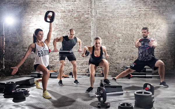 Grupp unga muskulösa människor tränar — Stockfoto