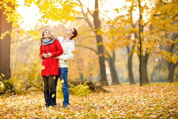 Pareja enamorada abrazándose en el parque —  Fotos de Stock