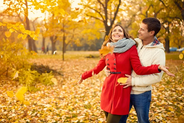 Влюбленная пара осенью прогуливается в парке — стоковое фото