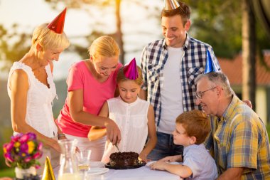 Annesi kesme doğum günü pastası