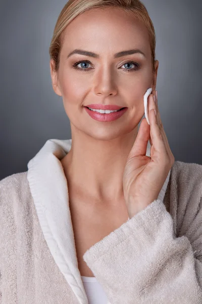 Goed uitziende midden leeftijd vrouw reiniging van de huid — Stockfoto