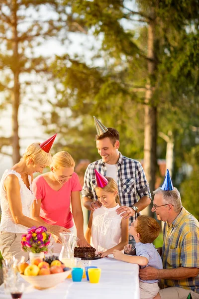 Familia celebrando cumpleaños de niños —  Fotos de Stock