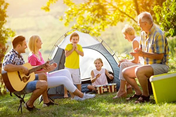 Famiglia di generazione che suona la chitarra e canta — Foto Stock