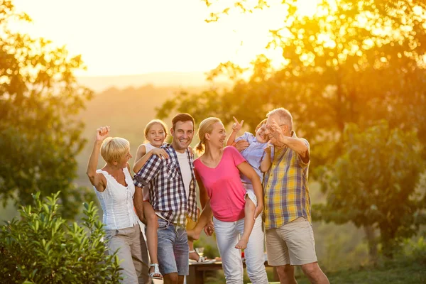 Generation familj på semester poserar tillsammans — Stockfoto