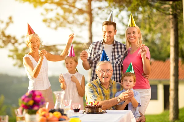 Retrato de uma família em chapéu de festa — Fotografia de Stock