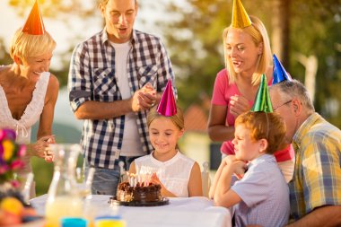 doğum günü pastası ile mutlu kız
