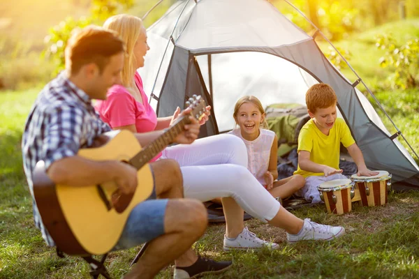 Ha glede av campingforeldre og barn – stockfoto