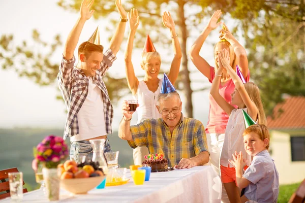 Geburtstag des Großvaters feiern — Stockfoto