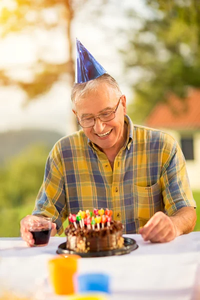 Szczęśliwy człowiek na jego urodziny — Zdjęcie stockowe