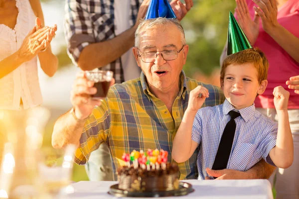 Grandson celebrating grandfathers birthday — Stock Photo, Image