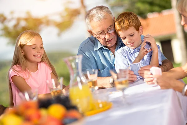 Petits-enfants joue aux cartes — Photo