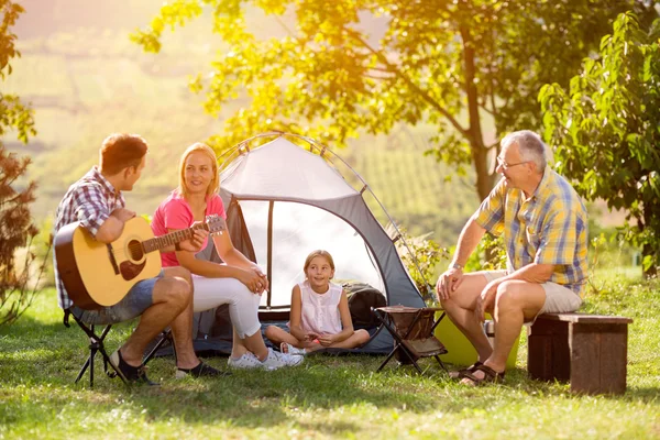 Familie camping op het platteland — Stockfoto