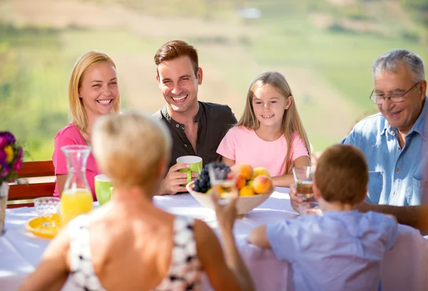 Picnic in garden with happy family — Stock Photo, Image