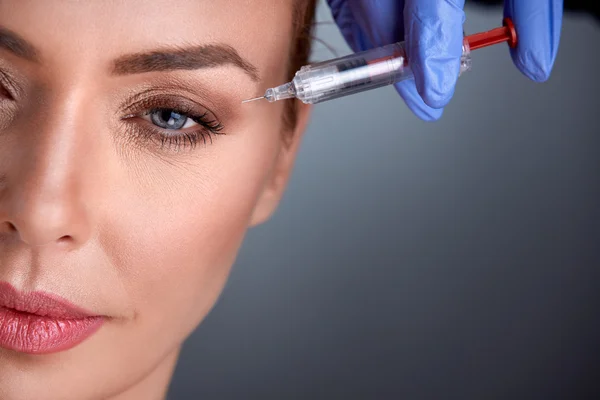 Mulher de meia idade em terapia de rejuvenescimento — Fotografia de Stock