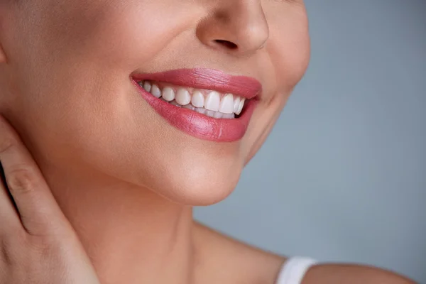 Смех женщины рот с большими зубами — стоковое фото