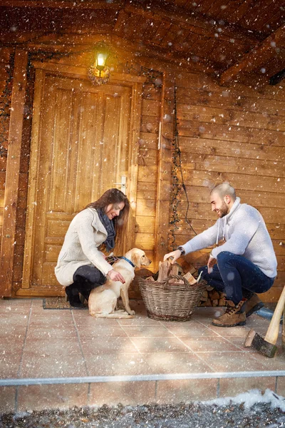 Par i kärlek framför helg stuga — Stockfoto