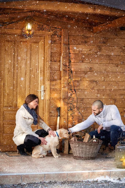 Mädchen und Freund mit Hund vor der Hütte — Stockfoto