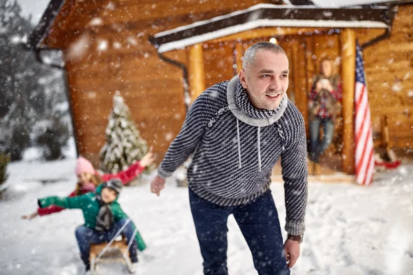 Wintervakantie en familie concept - gelukkig gezin met kind op — Stockfoto