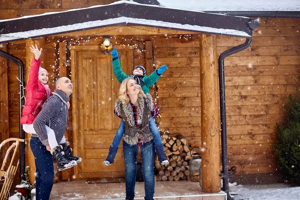 Boldog család élvezheti a téli Éva — Stock Fotó