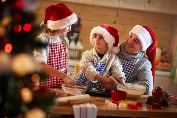 Niños y padre haciendo galletas de Navidad — Foto de Stock