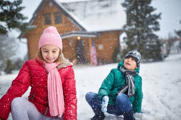Niños jugando en la nieve — Foto de Stock
