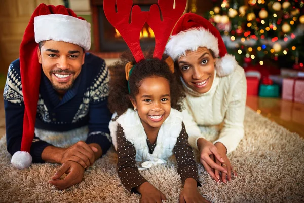 Afro-Amerikan aile Noel atmosfer — Stok fotoğraf