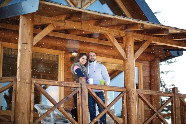 Junges Paar blickt von der Terrasse aus in die Ferne — Stockfoto