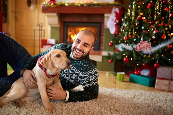 Mann mit Hund an Heiligabend — Stockfoto
