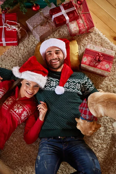 Desfrutando sob a árvore de Natal — Fotografia de Stock