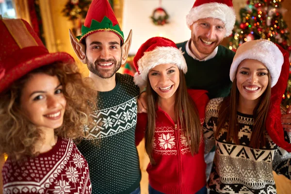 Amigos faz diversão no feriado de Natal — Fotografia de Stock