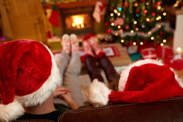 Paar mit Weihnachtsmann-Hüten — Stockfoto