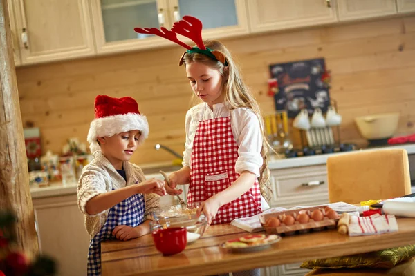 Niños haciendo galletas de Navidad — Foto de Stock