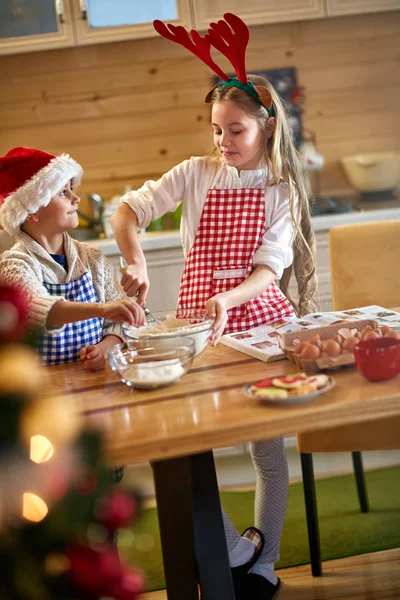 Niños sonrientes haciendo galletas de Navidad — Foto de Stock