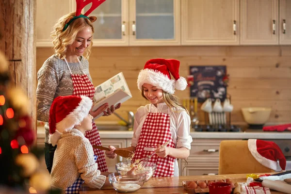 Tiempo de la familia-hacer galletas de Navidad — Foto de Stock