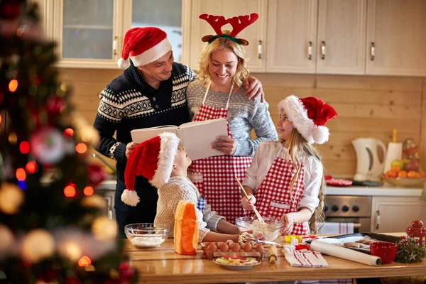 Familia haciendo galletas de Navidad en casa — Foto de Stock