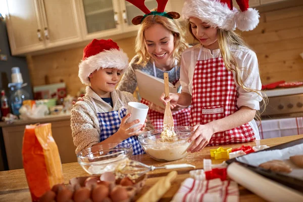 Семья с удовольствием готовит рождественскую кулинарию — стоковое фото