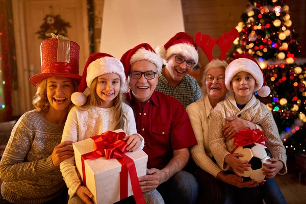 Šťastná rodina s vánočním dárkem — Stock fotografie