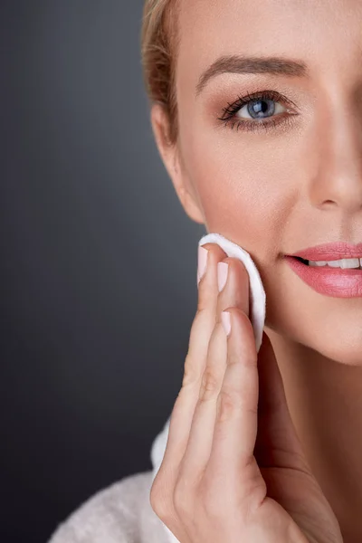 Middelbare leeftijd vrouw reinigen huid op gezicht — Stockfoto