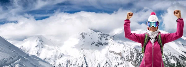 Glückliche Skifahrerin am Berg — Stockfoto