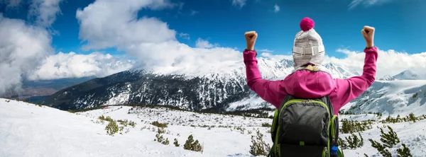 Mujer en la cima de la montaña — Foto de Stock