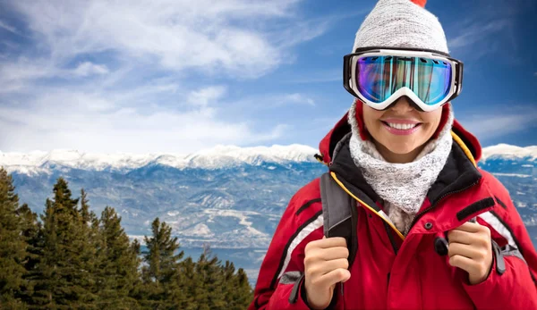 Retrato de invierno de una hermosa mujer sonriente — Foto de Stock