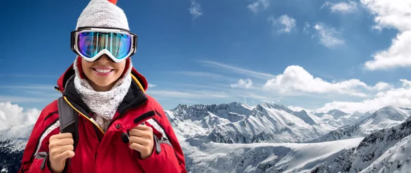 Ritratto invernale di bella donna sorridente — Foto Stock