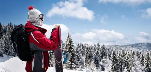 Snowboarder femenino en el soleado día de invierno — Foto de Stock