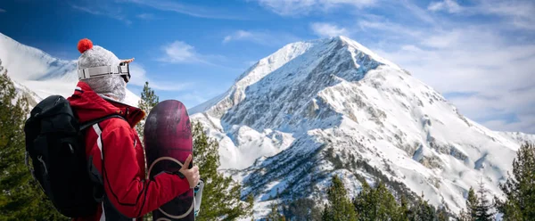 Snowboarder con snowboard — Foto de Stock