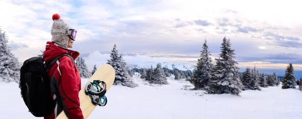 Mulher com snowboard na montanha — Fotografia de Stock