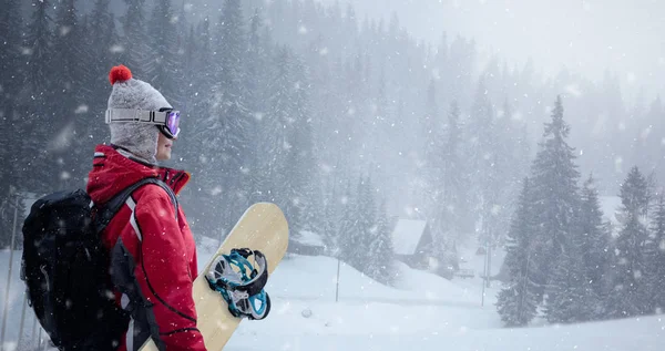 Vrouw in ski pak via winter achtergrond — Stockfoto