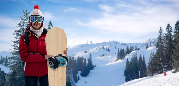 Mulher sorridente em montanhas nevadas, esporte extremo e férias de inverno — Fotografia de Stock