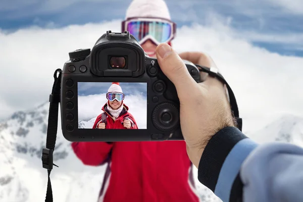 Photographer photographing happy woman on snowy winter day — Stock Photo, Image