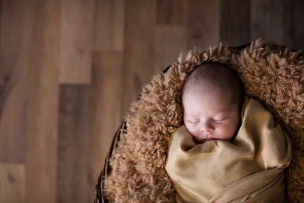 Bébé nouveau-né mignon dormant sur une couverture moelleuse — Photo